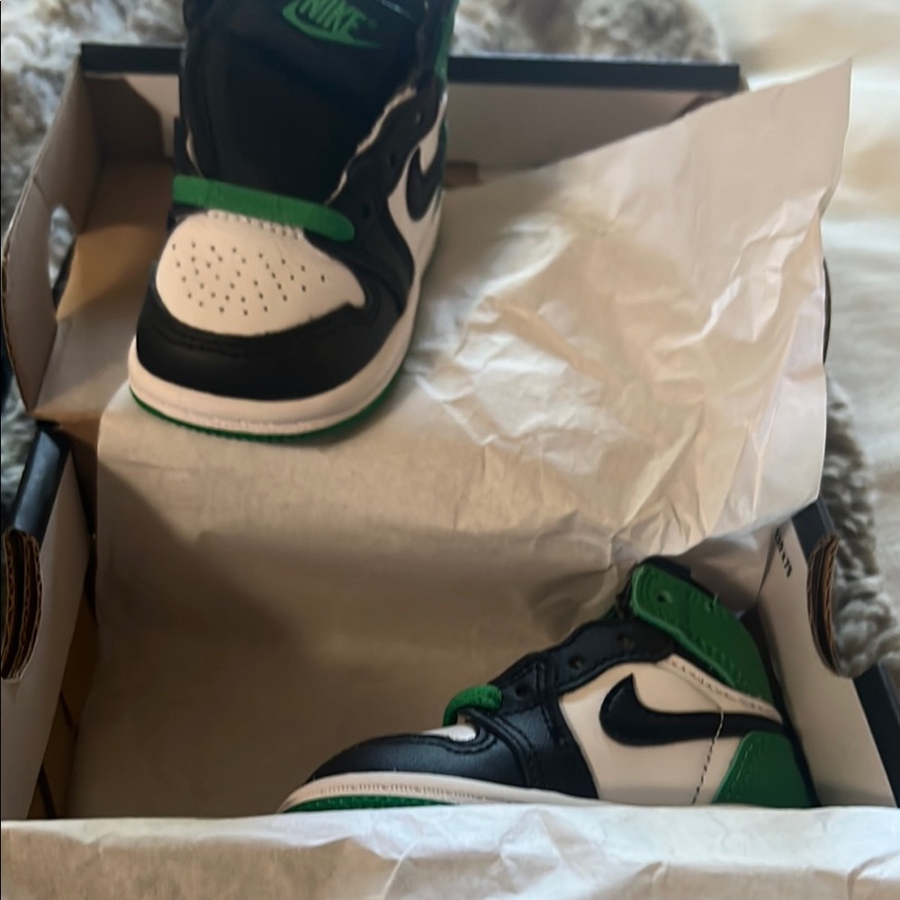 Jordan 1 Retro Kids Sneakers - Black, White, lucky Green